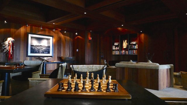 aman resort, amangani, jackson hole, wyoming, usa, luxury, library, books, chess set, interior library chess set art books hotel amangani