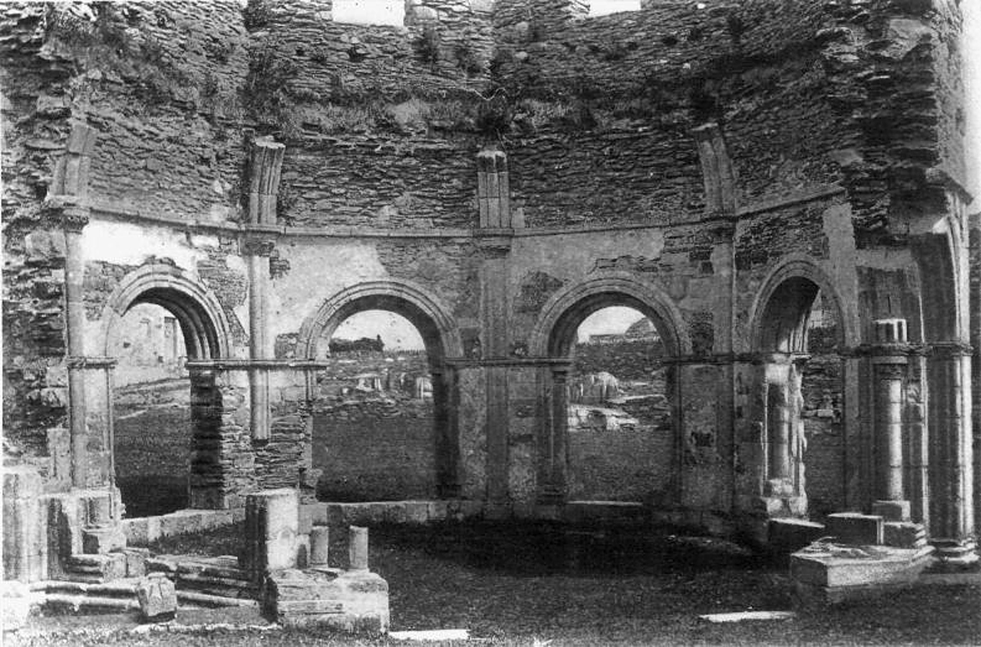 5-great-historical-attractions-in-irelandLavabo_of_Mellifont_Abbey_1902